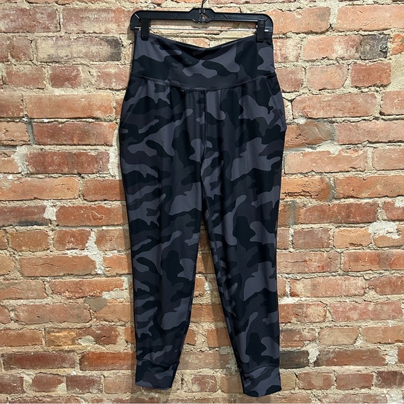 Old Navy High-Waisted Black Camo Print Joggers - Picture 4 of 11